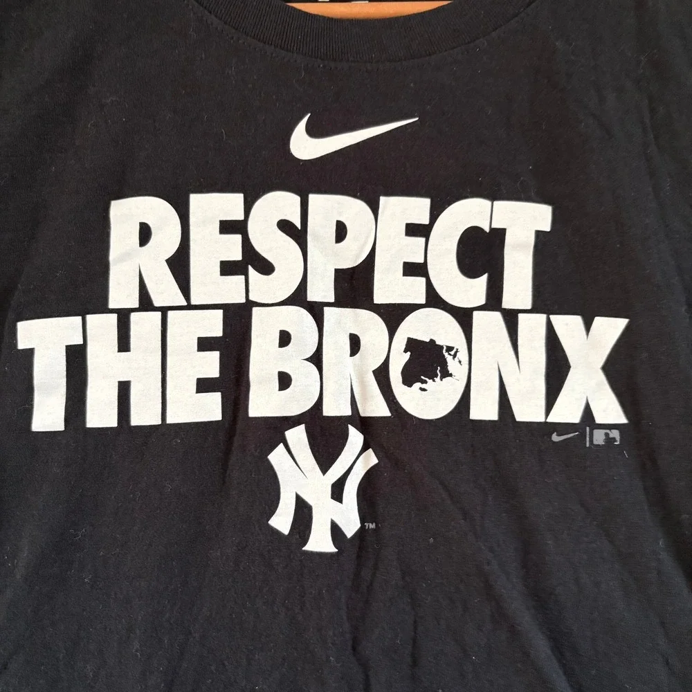 Nike New York Yankees Respect The Bronx Graphic T-Shirt Black Womens Small NKAF